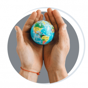 Un'immagine convincente di mani che cullano delicatamente un mondo, simboleggiando l'essenza della mobilità globale. Le mani rappresentano il sostegno e la guida, mentre il mondo rappresenta l'interconnessione e le opportunità del movimento globale, a significare la facilitazione e l'abilitazione degli individui a navigare e prosperare in luoghi diversi in tutto il mondo.